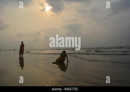 Mandarmani , l'ouest du Bengale, en Inde. 30 mars 2018. Mère et fille profiter au golfe du Bengale au lever du soleil.Mandarmani est une attraction touristique inestimable par baie du Bengale. Credit : Rupa Ghosh/Alamy Live News. Banque D'Images