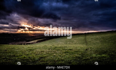 Dartmouth, dans le sud du Devon, 31 mars 2018. Le soleil perce au coucher du soleil près de Dartmouth dans le sud du Devon après l'image (c) Paul Swinney/Alamy Live News Banque D'Images