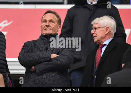 Muenchen, Deutschland. Mar 31, 2018. Betretene Mienen bei Hans Joachim WATZKE (Geschaeftsfuehrer N, Li) und Dr. Reinhard RAUBALL auf der Tribuene, Fussball 1. Bundesliga. 28, journée, journée28, FC Bayern Munich (M)-Borussia Dortmund (NE) 6-0, suis 31.03.2018 dans Muenchen/Allemagne, A L L I A N Z A R E N A. |utilisée dans le monde entier : dpa Crédit/Alamy Live News Crédit : afp photo alliance/Alamy Live News Banque D'Images