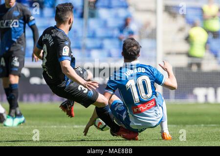 Espagne - 1er avril : milieu de terrain de l'Espanyol, Jose Manuel Jurado (10) et Alaves defender Ruben Duarte (3) pendant le match entre l'Espanyol v Alaves pour le cycle 30 de la Liga Santander, jouée au stade Cornella-El Prat sur 1e avril 2018 à Barcelone, Espagne. (Crédit : Mikel Trigueros / Urbanandsport / Presse Presse Cordon Cordon) Crédit : CORDON PRESS/Alamy Live News Banque D'Images