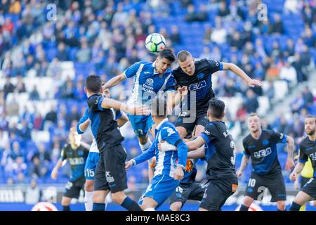 Espagne - 1er avril : RCD Espanyol avant Gerard Moreno (7) est à la tête de la balle pendant le match entre l'Espanyol v Alaves pour le cycle 30 de la Liga Santander, jouée au stade Cornella-El Prat sur 1e avril 2018 à Barcelone, Espagne. (Crédit : Mikel Trigueros / Urbanandsport / Presse Presse Cordon Cordon) Crédit : CORDON PRESS/Alamy Live News Banque D'Images