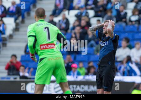 Espagne - 1er avril : Alaves en avant John Guidetti (10) pendant le match entre l'Espanyol v Alaves pour le cycle 30 de la Liga Santander, jouée au stade Cornella-El Prat sur 1e avril 2018 à Barcelone, Espagne. (Crédit : Mikel Trigueros / Urbanandsport / Presse Presse Cordon Cordon) Crédit : CORDON PRESS/Alamy Live News Banque D'Images