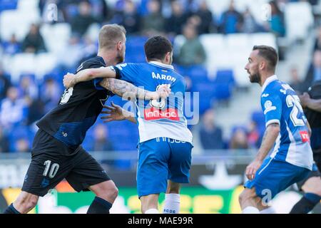 Espagne - 1er avril : Alaves en avant John Guidetti (10)  <et Aaron pendant le match entre l'Espanyol v Alaves pour le cycle 30 de la Liga Santander, jouée au stade Cornella-El Prat sur 1e avril 2018 à Barcelone, Espagne. (Crédit : Mikel Trigueros / Urbanandsport / Presse Presse Cordon Cordon) Crédit : CORDON PRESS/Alamy Live News Banque D'Images