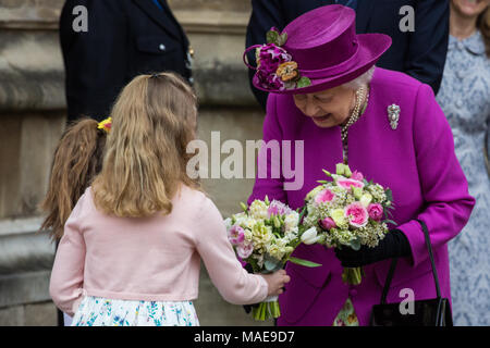 Windsor, Royaume-Uni. 1er avril 2018. Amelia Vivian, 6, donne un traditionnel bouquet de fleurs à la reine comme elle quitte le service le dimanche de Pâques à la Chapelle St George du château de Windsor. Credit : Mark Kerrison/Alamy Live News Banque D'Images