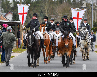 01 avril 2018, l'Allemagne, l'Ragow : coureurs de Pâques dans la ville de Spreewald Ragow bei Luebbenau le dimanche de Pâques. Circonscription de Pâques se fait avant tout dans les zones d'implantation sorabe dans la Lausitz. En tenue de fête les cavaliers et leurs chevaux décorés prendre part tous les ans le dimanche de Pâques à la traditionnelle procession de Pâques répandre la Bonne Nouvelle de Jésus la résurrection du Christ avec des chants et des prières. Photo : Patrick Pleul/dpa-Zentralbild/ZB : dpa Crédit photo alliance/Alamy Live News Banque D'Images