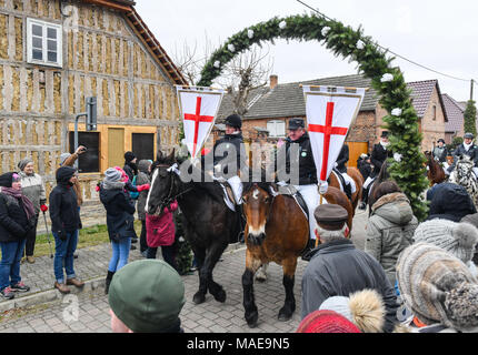 01 avril 2018, l'Allemagne, l'Ragow : coureurs de Pâques dans la ville de Spreewald Ragow bei Luebbenau le dimanche de Pâques. Circonscription de Pâques se fait avant tout dans les zones d'implantation sorabe dans la Lausitz. En tenue de fête les cavaliers et leurs chevaux décorés prendre part tous les ans le dimanche de Pâques à la traditionnelle procession de Pâques répandre la Bonne Nouvelle de Jésus la résurrection du Christ avec des chants et des prières. Photo : Patrick Pleul/dpa-Zentralbild/ZB : dpa Crédit photo alliance/Alamy Live News Banque D'Images