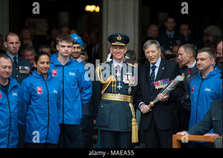 Royal Courts of Justice, London, UK. 1 avril 2018. La RAF100 Baton Relais est lancé à l'entrée principale de la Cour royale de Justice. Les étapes sont bordées de Royal Air Force Les Cadets de l'air comme le chef du personnel de l'aviation l'Air Chief Marshal Sir Stephen Hillier accompagne distingue Royal Air Force vétéran et Stalag Luft III survivant, le Commodore de l'air (retraité) Charles Clarke OBE, transportant la RAF100 Baton. Le relais commence sa tournée à la Royal Courts of Justice et se termine 100 jours plus tard le 10 juillet sur Horseguards Parade. Credit : Malcolm Park/Alamy Live News. Banque D'Images