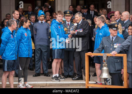 Royal Courts of Justice, London, UK. 1 avril 2018. La RAF100 Baton Relais est lancé à l'entrée principale de la Cour royale de Justice. Les étapes sont bordées de Royal Air Force Les Cadets de l'air comme le chef du personnel de l'aviation Royal Air Force distinguished accompagne vétéran, le Commodore de l'air (retraité) Charles Clarke, transportant la RAF100 Baton. Credit : Malcolm Park/Alamy Live News. Banque D'Images