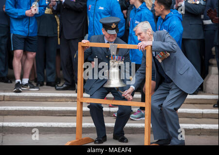 Royal Courts of Justice, London, UK. 1 avril 2018. La RAF100 Baton Relais est lancé à l'entrée principale de la Cour royale de Justice. Les étapes sont bordées de Royal Air Force Les Cadets de l'air comme le chef du personnel de l'aviation Royal Air Force distinguished accompagne vétéran, le Commodore de l'air (retraité) Charles Clarke, transportant la RAF100 Baton. Une bousculade Bell est reproduit par vétéran très estimé et l'un des "rares" Le commandant de l'escadre (ret) Paul Farnes (à droite), un ancien pilote de chasse de la bataille d'Angleterre, pour signaler le lancement du relais. Credit : Malcolm Park/Alamy Live News. Banque D'Images