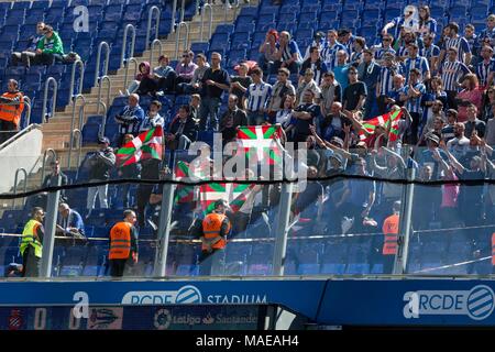 Espagne - 1er avril : Deportivo Alaves fans pendant le match entre l'Espanyol v Alaves pour le cycle 30 de la Liga Santander, jouée au stade Cornella-El Prat sur 1e avril 2018 à Barcelone, Espagne. (Crédit : Mikel Trigueros / Urbanandsport / Presse Presse Cordon Cordon) Crédit : CORDON PRESS/Alamy Live News Banque D'Images