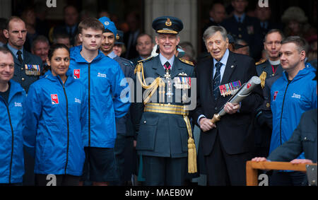 Royal Courts of Justice, London, UK. 1 avril 2018. La RAF100 Baton Relais est lancé à l'entrée principale de la Cour royale de Justice. Les étapes sont bordées de Royal Air Force Les Cadets de l'air comme le chef du personnel de l'aviation Royal Air Force distinguished accompagne vétéran, le Commodore de l'air (retraité) Charles Clarke, transportant la RAF100 Baton. Credit : Malcolm Park/Alamy Live News. Banque D'Images