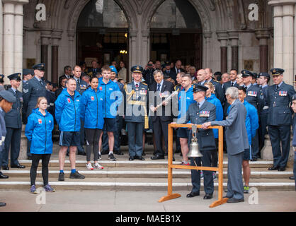 Royal Courts of Justice, London, UK. 1 avril 2018. La RAF100 Baton Relais est lancé à l'entrée principale de la Cour royale de Justice. Les étapes sont bordées de Royal Air Force Les Cadets de l'air comme le chef du personnel de l'aviation Royal Air Force distinguished accompagne vétéran, le Commodore de l'air (retraité) Charles Clarke, transportant la RAF100 Baton. Credit : Malcolm Park/Alamy Live News. Banque D'Images