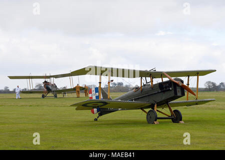 La Royal Air Force a été formé au cours de la Grande Guerre, le 1er avril 1918 de ses ancêtres le Royal Flying Corps et le Royal Naval Air Service. Pour marquer le 100e anniversaire de l'événement une célébration a eu lieu sur la Seconde Guerre mondiale unique un aérodrome à Stow Maries. La PREMIÈRE GUERRE MONDIALE UN ÊTRE2 tournant derrière un SE5 Banque D'Images