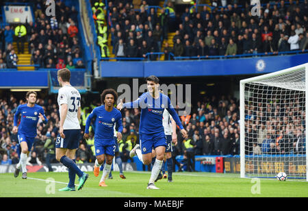 Alvaro Morata vu notation et de célébrer le premier but lors de la Premier League match entre Chelsea et Tottenham Hotspur à Stamford Bridge, le 1er avril 2018 à Londres, en Angleterre. (Photo de Zed Jameson/phcimages.com) : PHC Crédit Images/Alamy Live News Credit : PHC Images/Alamy Live News Credit : PHC Images/Alamy Live News Banque D'Images