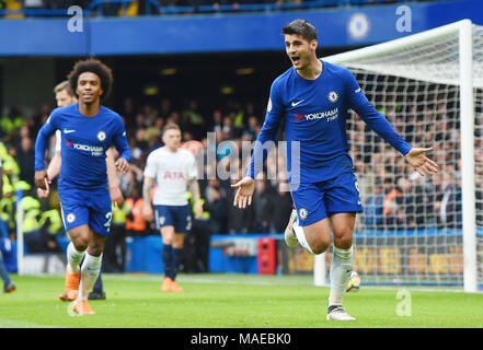 Alvaro Morata vu notation et de célébrer le premier but lors de la Premier League match entre Chelsea et Tottenham Hotspur à Stamford Bridge, le 1er avril 2018 à Londres, en Angleterre. (Photo de Zed Jameson/phcimages.com) : PHC Crédit Images/Alamy Live News Credit : PHC Images/Alamy Live News Credit : PHC Images/Alamy Live News Banque D'Images