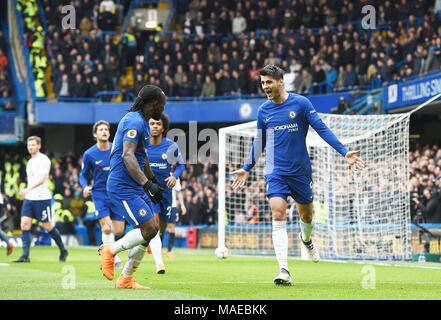 Alvaro Morata vu notation et de célébrer le premier but lors de la Premier League match entre Chelsea et Tottenham Hotspur à Stamford Bridge, le 1er avril 2018 à Londres, en Angleterre. (Photo de Zed Jameson/phcimages.com) : PHC Crédit Images/Alamy Live News Credit : PHC Images/Alamy Live News Credit : PHC Images/Alamy Live News Banque D'Images