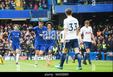 Alvaro Morata vu notation et de célébrer le premier but lors de la Premier League match entre Chelsea et Tottenham Hotspur à Stamford Bridge, le 1er avril 2018 à Londres, en Angleterre. (Photo de Zed Jameson/phcimages.com) : PHC Crédit Images/Alamy Live News Credit : PHC Images/Alamy Live News Credit : PHC Images/Alamy Live News Banque D'Images
