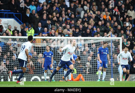 Christian Eriksen de Tottenham vu notation et de célébrer un but lors de la Premier League match entre Chelsea et Tottenham Hotspur à Stamford Bridge, le 1er avril 2018 à Londres, en Angleterre. (Photo de Zed Jameson/phcimages.com) : PHC Crédit Images/Alamy Live News Credit : PHC Images/Alamy Live News Credit : PHC Images/Alamy Live News Banque D'Images
