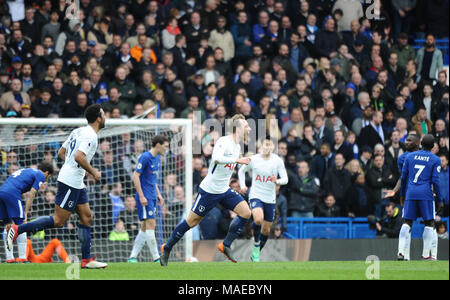 Christian Eriksen de Tottenham vu notation et de célébrer un but lors de la Premier League match entre Chelsea et Tottenham Hotspur à Stamford Bridge, le 1er avril 2018 à Londres, en Angleterre. (Photo de Zed Jameson/phcimages.com) : PHC Crédit Images/Alamy Live News Credit : PHC Images/Alamy Live News Credit : PHC Images/Alamy Live News Banque D'Images