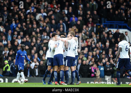Christian Eriksen de Tottenham vu notation et de célébrer un but lors de la Premier League match entre Chelsea et Tottenham Hotspur à Stamford Bridge, le 1er avril 2018 à Londres, en Angleterre. (Photo de Zed Jameson/phcimages.com) : PHC Crédit Images/Alamy Live News Credit : PHC Images/Alamy Live News Credit : PHC Images/Alamy Live News Banque D'Images