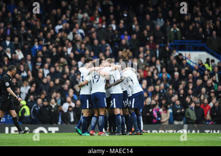 Christian Eriksen de Tottenham vu notation et de célébrer un but lors de la Premier League match entre Chelsea et Tottenham Hotspur à Stamford Bridge, le 1er avril 2018 à Londres, en Angleterre. (Photo de Zed Jameson/phcimages.com) : PHC Crédit Images/Alamy Live News Credit : PHC Images/Alamy Live News Credit : PHC Images/Alamy Live News Banque D'Images
