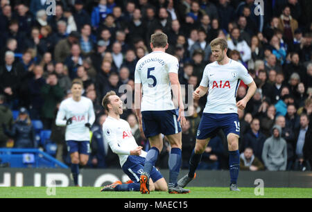 Christian Eriksen de Tottenham vu notation et de célébrer un but lors de la Premier League match entre Chelsea et Tottenham Hotspur à Stamford Bridge, le 1er avril 2018 à Londres, en Angleterre. (Photo de Zed Jameson/phcimages.com) : PHC Crédit Images/Alamy Live News Credit : PHC Images/Alamy Live News Credit : PHC Images/Alamy Live News Banque D'Images