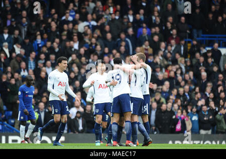 Christian Eriksen de Tottenham vu notation et de célébrer un but lors de la Premier League match entre Chelsea et Tottenham Hotspur à Stamford Bridge, le 1er avril 2018 à Londres, en Angleterre. (Photo de Zed Jameson/phcimages.com) : PHC Crédit Images/Alamy Live News Credit : PHC Images/Alamy Live News Credit : PHC Images/Alamy Live News Banque D'Images