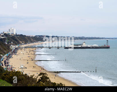 Bournemouth,UK,01 avril,2018, les foules marchant le long de la promenade sur la plage de Bournemouth sur Pâques dimanche après-midi. Credit : Don Steele/Alamy Live News Banque D'Images