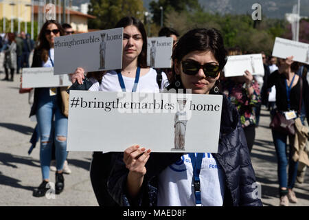 Athènes, Grèce, 1er avril, 2018. Les membres de l'Hellenic Jeunesse en Action, un forum des jeunes de la diaspora grecque, tenant des pancartes exigeant le mars retour des marbres du Parthénon à Athènes, Grèce. Crédit : Nicolas Koutsokostas/Alamy Live News. Banque D'Images