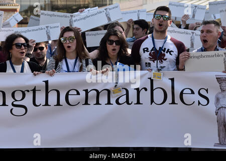 Athènes, Grèce, 1er avril, 2018. Les membres de l'Hellenic Jeunesse en Action, un forum des jeunes de la diaspora grecque, mars tenant des banderoles et des pancartes exigeant le retour des marbres du Parthénon à Athènes, Grèce. Crédit : Nicolas Koutsokostas/Alamy Live News. Banque D'Images