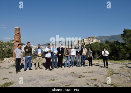 Athènes, Grèce, 1er avril, 2018. Les membres de l'Hellenic Jeunesse en Action, un forum des jeunes de la diaspora grecque, lire annonce à la Pnyx exigeant le retour des marbres du Parthénon à Athènes, Grèce. Crédit : Nicolas Koutsokostas/Alamy Live News. Banque D'Images