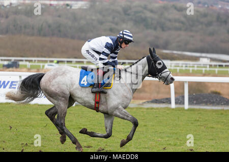 Luckofthedraw (jockey Sam Twiston-Davies) sur la façon de gagner une course à Ffos Las Hippodrome Banque D'Images