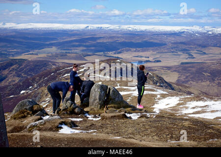 Le Perthshire, UK. 1er avril 2018. Météo France : les marcheurs ayant un repos bien mérité au sommet du Ben Vrackie. Credit : PictureScotland/Alamy Live News Banque D'Images