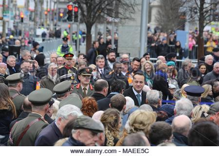 Dublin, Irlande. 1er avril 2018. La hausse 1916 Pâques Cérémonie commémorative a lieu à Dublin. Taoiseach irlandais, Leo Varadkar, Premier ministre irlandais, est considérée parmi une foule de personnes assistant à la cérémonie d'Insurrection de Pâques 1916 à Dublin. Cet événement annuel rend hommage aux hommes et femmes qui sont tombés dans l'échec de la rébellion de l'année. Credit : reallifephotos/Alamy Live News Banque D'Images