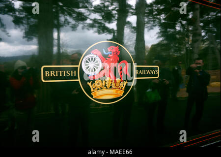 Broadway, Worcestershire, Angleterre, Royaume-Uni. 1er avril 2018 - British Railways Logo sur le côté du train en arrivant à la vapeur le nouveau Broadway Station ouverte. Crédit : Maria Green / Alamy Live News Banque D'Images