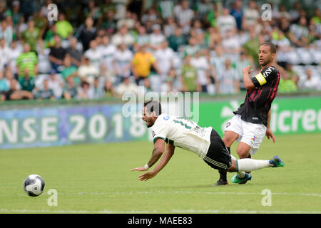Curitiba, Brésil. 06Th avr, 2018. Evandro et Pierre durant le Coritiba x Atlético PR, premier match de la finale du Championnat Paranaense 2018, tenue à l'occasion des grandes Antônio Couto Pereira Stadium à Curitiba, PR. Credit : Reinaldo Reginato/FotoArena/Alamy Live News Banque D'Images