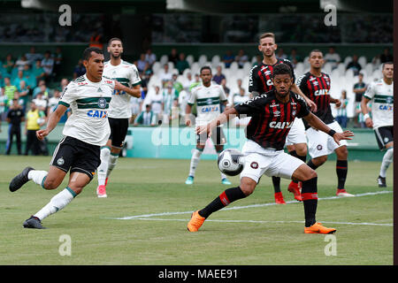 Curitiba, Brésil. 06Th avr, 2018. Le Coritiba x Atlético PR, premier match de la finale du Championnat Paranaense 2018, tenue à l'occasion des grandes Antônio Couto Pereira Stadium à Curitiba, PR. Credit : Guilherme Artigas/FotoArena/Alamy Live News Banque D'Images