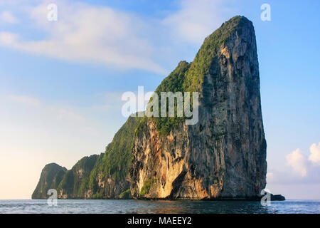 Falaises de calcaire de l'île de Phi Phi Leh, province de Krabi, Thaïlande. Koh Phi Phi Leh fait partie de Mu Ko Phi Phi National Marine Park. Banque D'Images