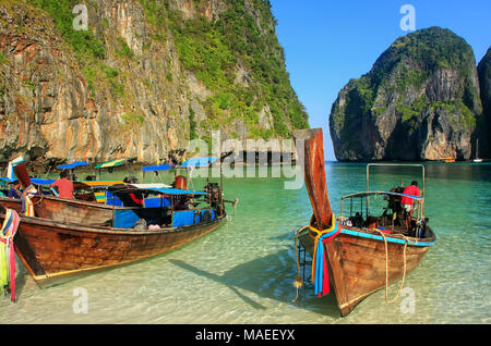 Bateaux Longtail ancrés à Maya Bay sur l'île de Phi Phi Leh, province de Krabi, Thaïlande. Il fait partie du Parc National de Ko Phi Phi. Banque D'Images