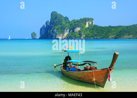 Bateau Longtail ancrés à Ao Loh Dalum Beach sur l'île de Phi Phi Don, province de Krabi, Thaïlande. Koh Phi Phi Don fait partie d'un parc national marin. Banque D'Images