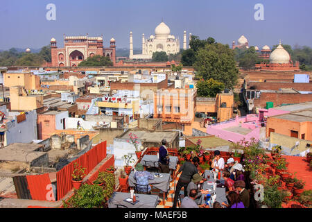 Vue sur le Taj Mahal depuis le restaurant situé sur le toit dans le quartier de Taj Ganj à Agra, en Inde. Taj Mahal a été construit en 1632 par l'empereur Shah Jahan à la mémoire Banque D'Images