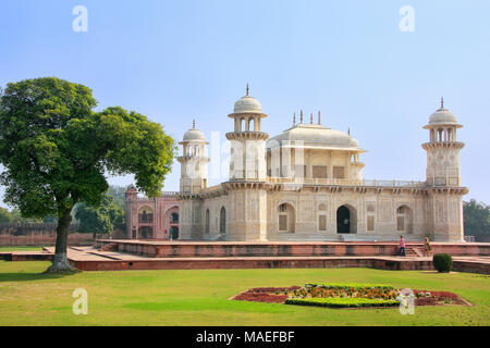 Tombe d'Itimad-ud-Daulah à Agra, Uttar Pradesh, Inde. Cette tombe est souvent considéré comme un projet du Taj Mahal. Banque D'Images