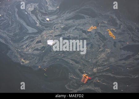 A proximité de la rivière Yamuna polluée par des déchets et de l'essence à Agra, Uttar Pradesh, Inde. Rejet d'effluents domestiques et industriels non traités Banque D'Images