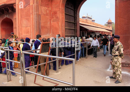 Les gens en file pour obtenir à l'intérieur de complexes Taj Mahal à Agra, Uttar Pradesh, Inde. L'Agra est l'une des villes les plus peuplées de l'Uttar Pradesh Banque D'Images