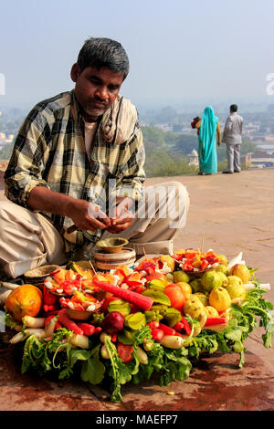 L'homme en dehors de la vente d'aliments locaux Buland Darwasa (Porte de la Victoire) menant à Jama Masjid de Fatehpur Sikri, Uttar Pradesh, Inde. C'est le plus haut gateway Banque D'Images