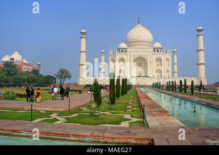 Taj Mahal avec miroir d'eau à Agra, Uttar Pradesh, Inde. Il a été construit en 1632 par l'empereur Shah Jahan à la mémoire de sa seconde épouse Mumtaz Maha Banque D'Images