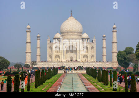 Taj Mahal avec miroir d'eau à Agra, Uttar Pradesh, Inde. Il a été construit en 1632 par l'empereur Shah Jahan à la mémoire de sa seconde épouse Mumtaz Maha Banque D'Images