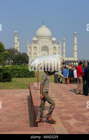 Sac de transport des travailleurs sur sa tête au Taj Mahal, Agra, Uttar Pradesh, Inde. Taj Mahal a été désigné comme site du patrimoine mondial de l'UNESCO en 1983. Banque D'Images