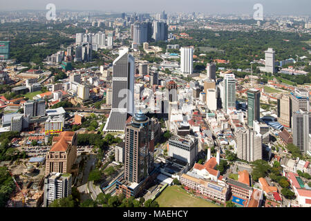 Vue aérienne les gratte-ciel modernes et Maybank Tower centre-ville de Kuala Lumpur en Malaisie Banque D'Images