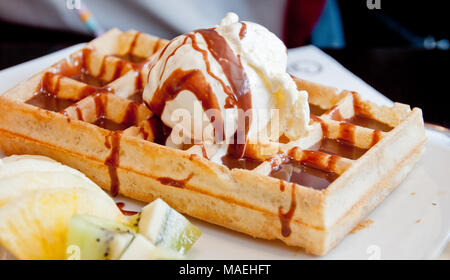 Sweet Vanilla icecream sur le dessus de la gaufre golden brown Banque D'Images